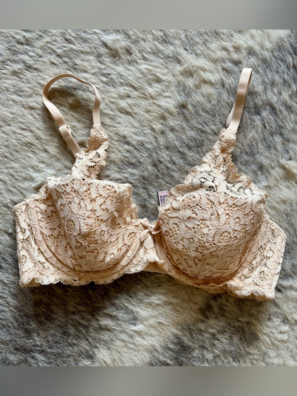 Victoria's Secret Lace Underwire Bra in Soft Nude